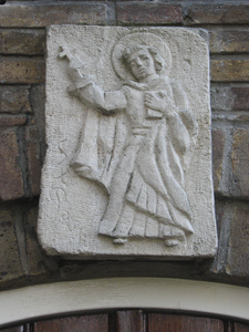 902837 Afbeelding van een sluitsteen met een reliëf van de heilige Paulus boven de ingang van de voormalige Willem de ...
